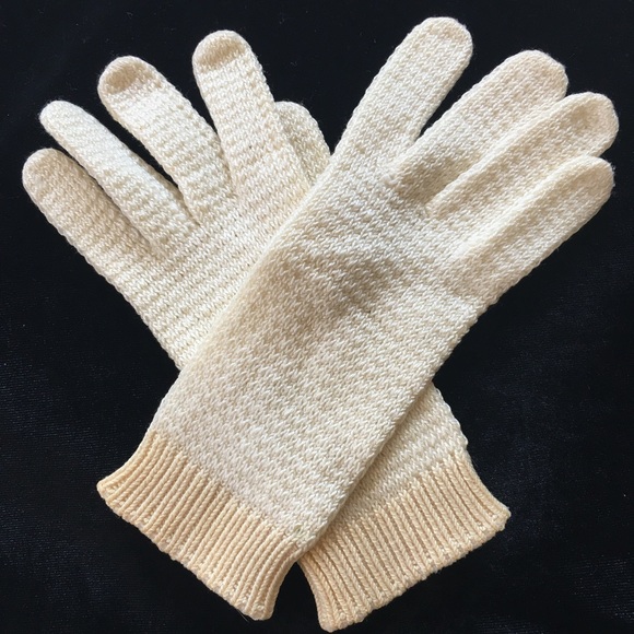 Accessories - Vintage creamy ivory hand made gloves.  Small